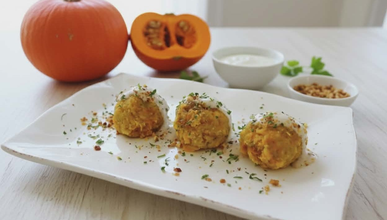 Kürbis-Thunfisch-Klöße mit Joghurtsauce