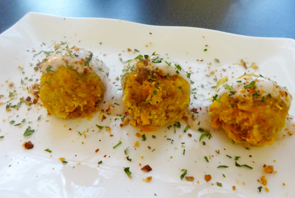 Kürbis-Thunfisch-Klöße mit Joghurtsauce