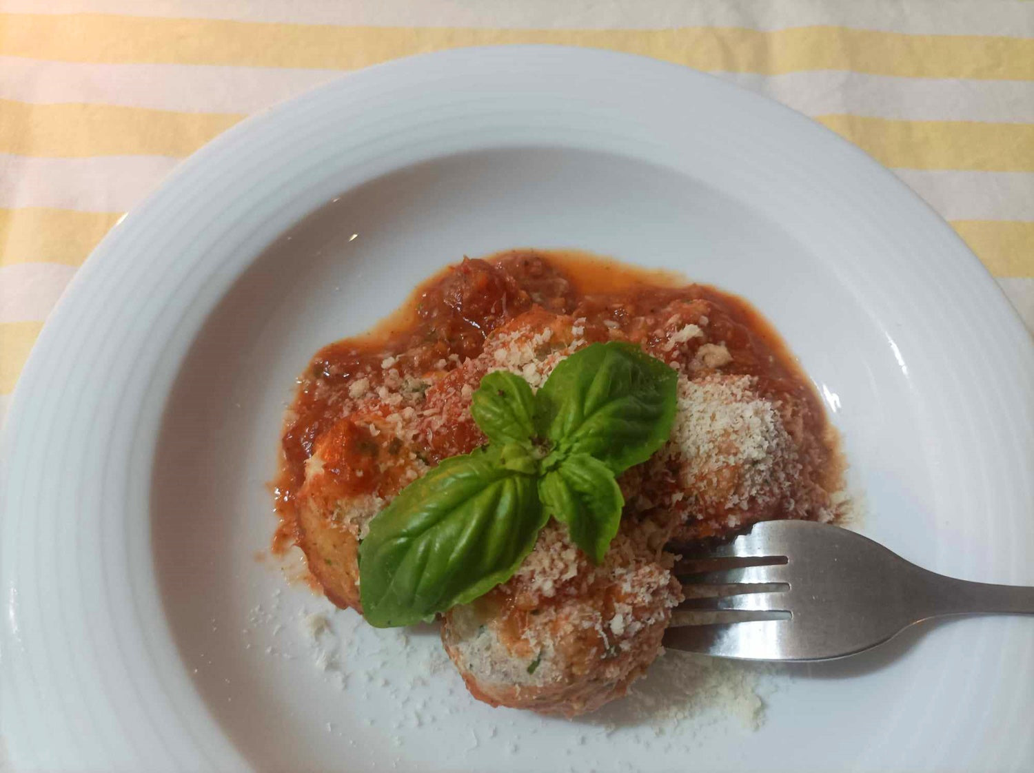 Ricotta - Bällchen mit Thunfisch in Tomatensauce