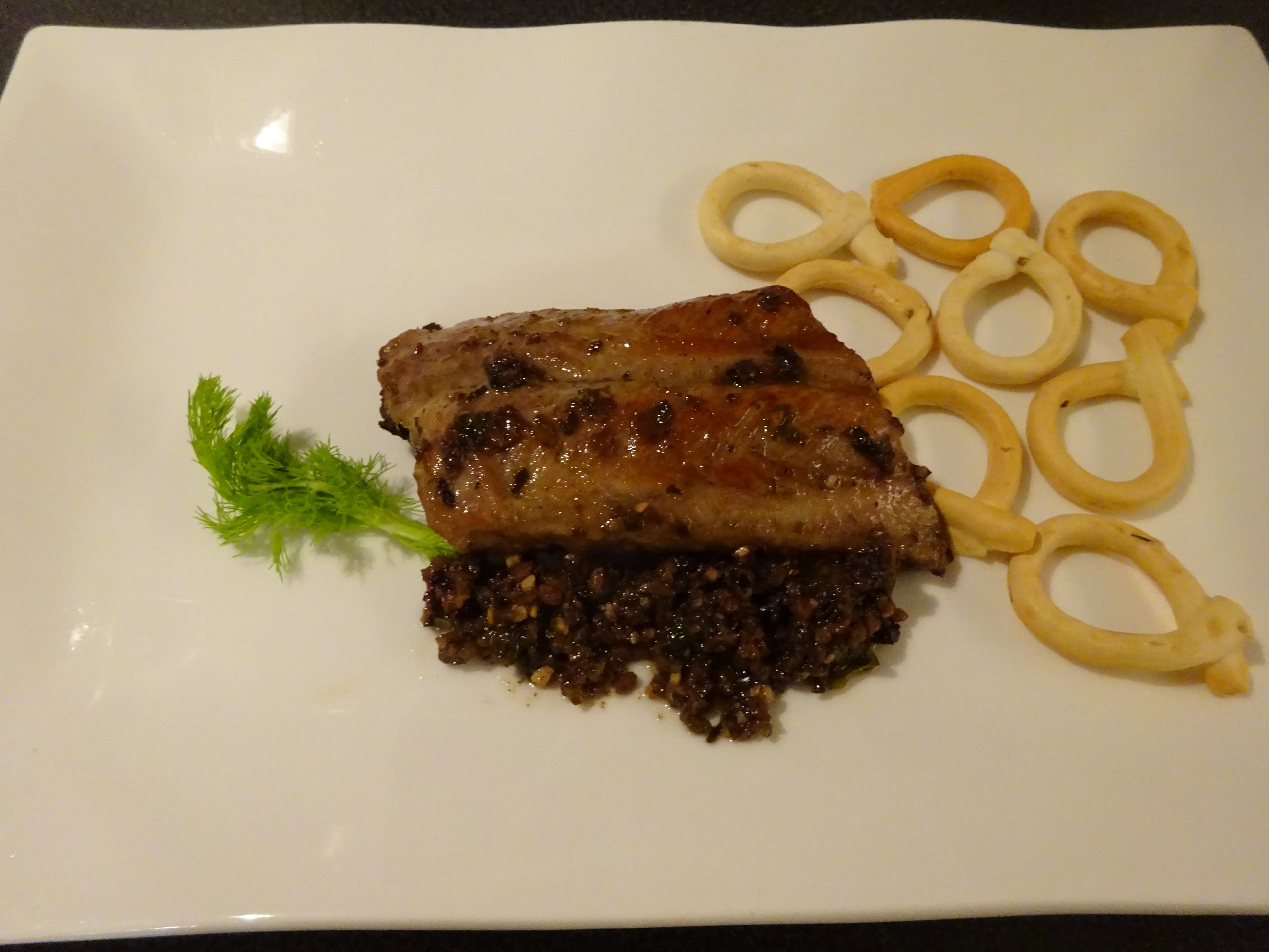 Schweinerippen mit schwarzen Oliven