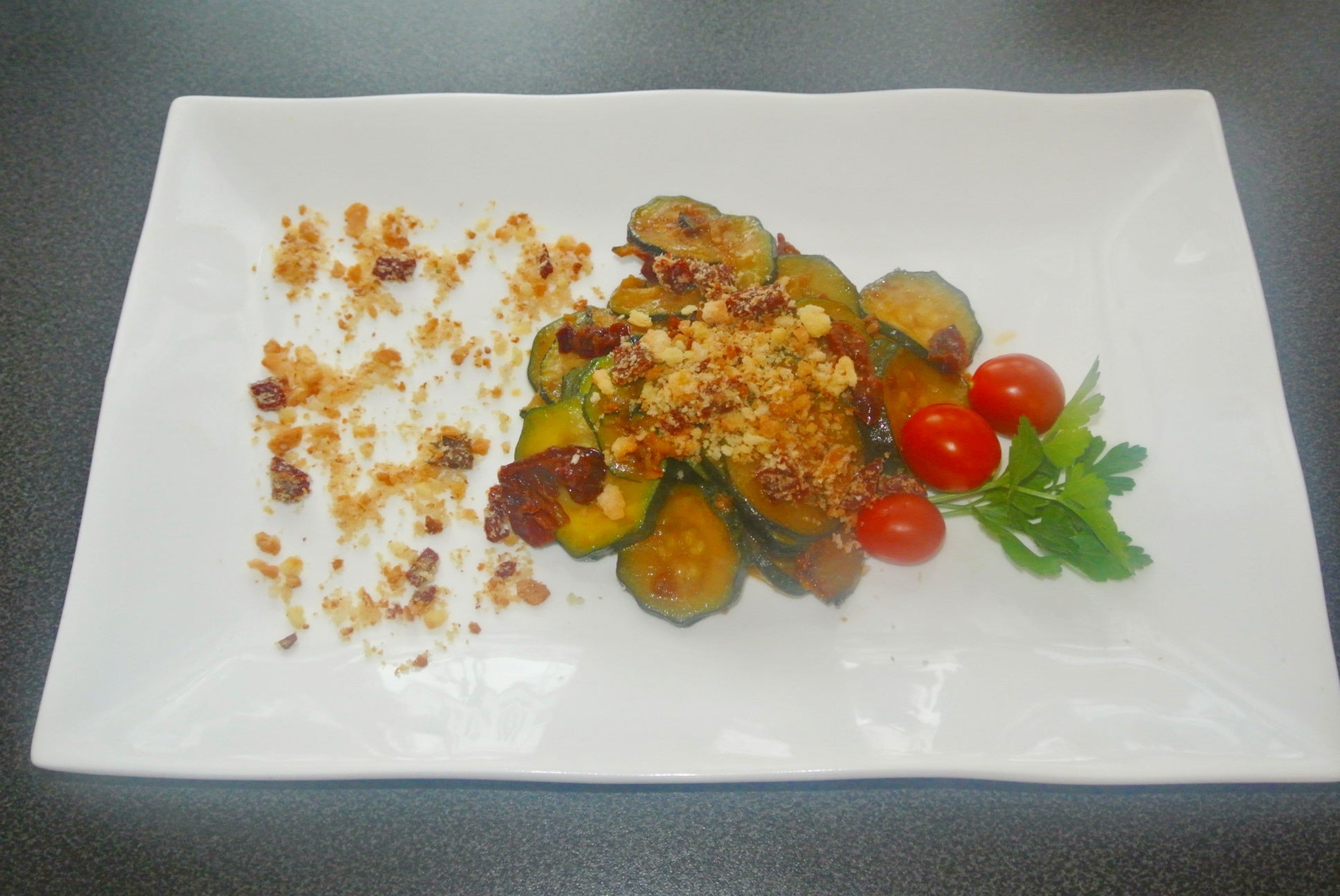 Zucchini mit getrockneten Tomaten