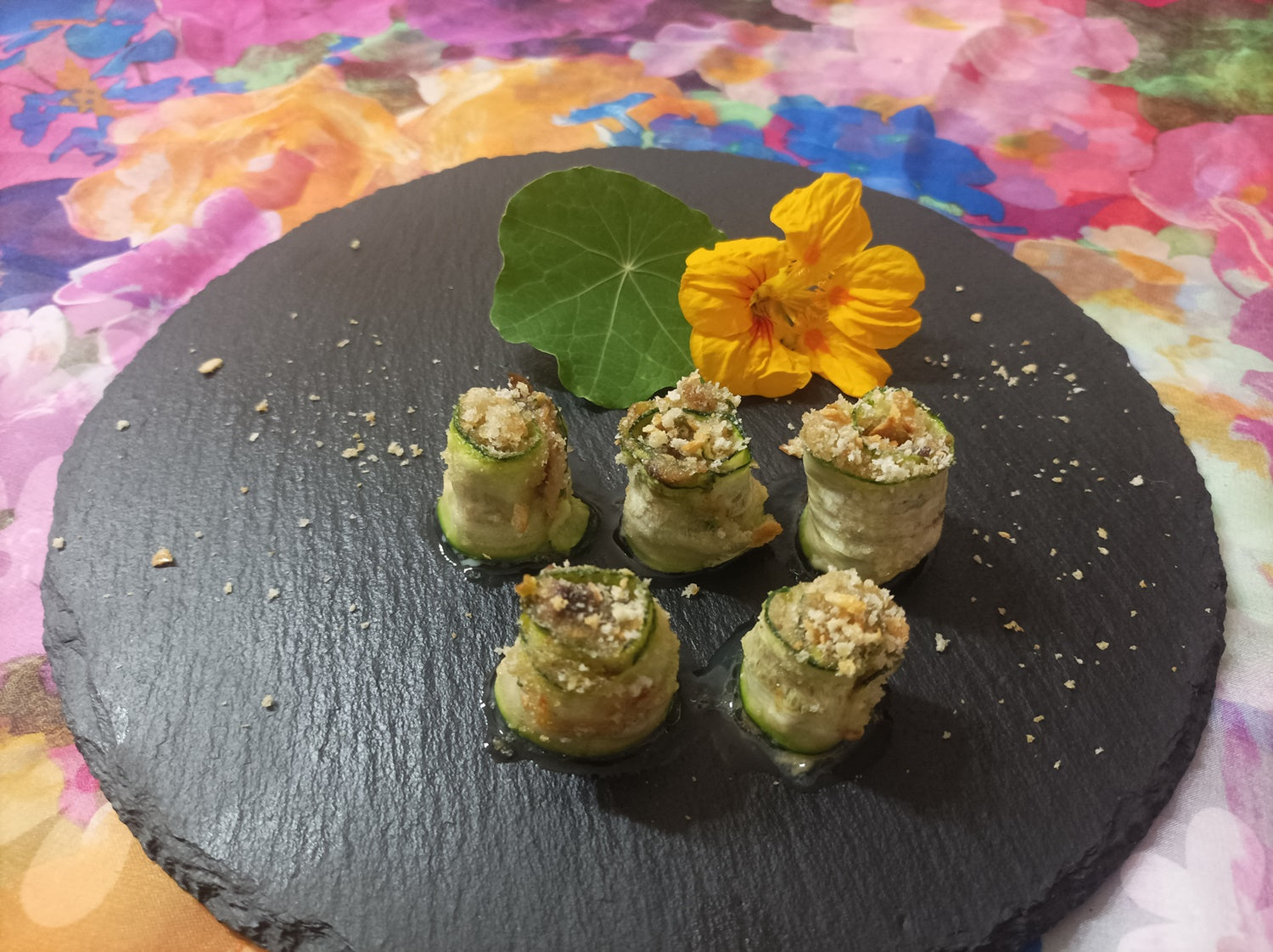 Zucchiniröllchen mit Thunfisch, Sardellen & Kapern