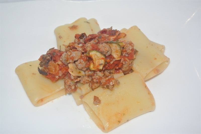Paccheri mit Bratwurst und Gemüse